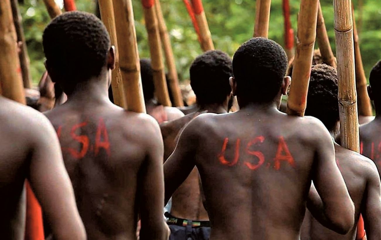 Eine Gruppe von Männern mit dem Wort USA auf dem Rücken geschrieben.