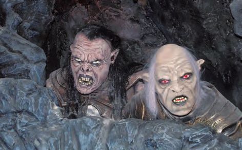 Zwei furchtbare Kreaturen in einer Höhle.