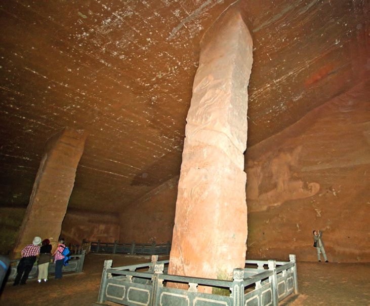 Eine Gruppe von Leuten, die in einer Höhle stehen.