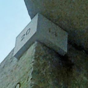 Ein Gebäude mit einer Nummer auf der Seite.