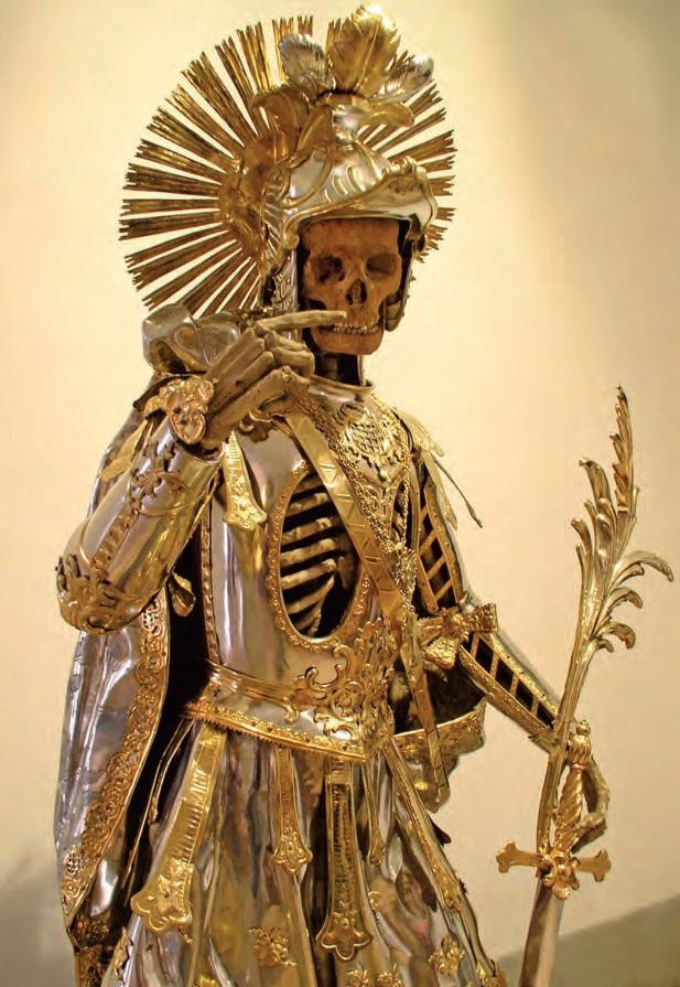 Ein Skeleton, gekleidet in Kostüm mit einem spitzen Finger.