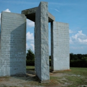Ein Denkmal in einem grasigen Feld mit Schrift darauf.