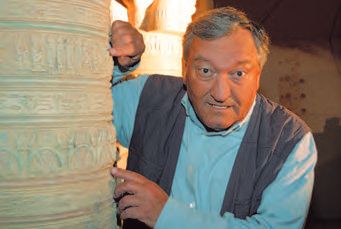Ein Mann schaut auf eine große Steinpfeiler.