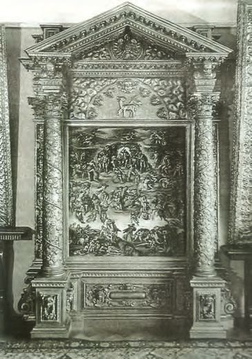 Eine sehr verzierte Wand mit einem großen Bild darauf.