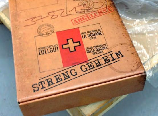 Eine Kiste mit einem roten Kreuz sitzt auf Plastik.