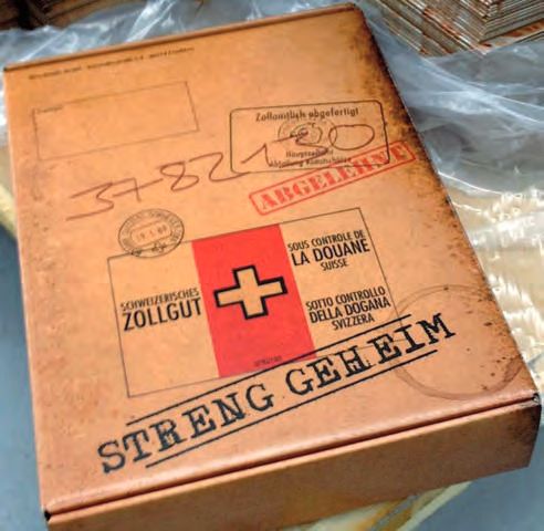 Eine Kiste mit einem roten Kreuz sitzt auf Plastik.