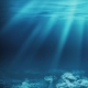 Eine blaue Ozean-Szene mit Sonnenlicht durch das Wasser.