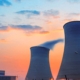 Ein Atomkraftwerk mit Rauch aus seinen Schornsteinen.