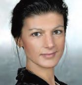 Eine Frau mit einer Halskette und einem schwarzen Top.
