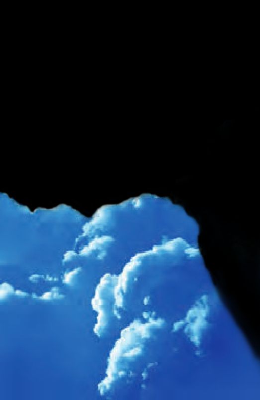 Ein blauer Himmel mit Wolken in der Mitte.