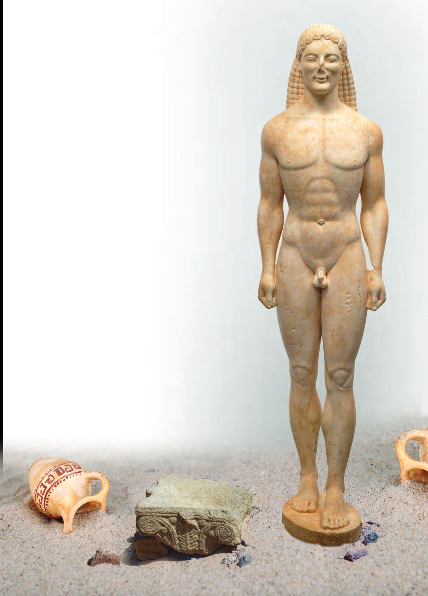 Eine Statue eines Mannes, der neben einem Haufen Steine steht.