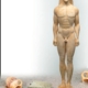 Eine Statue eines Mannes, der neben einem Haufen Steine steht.