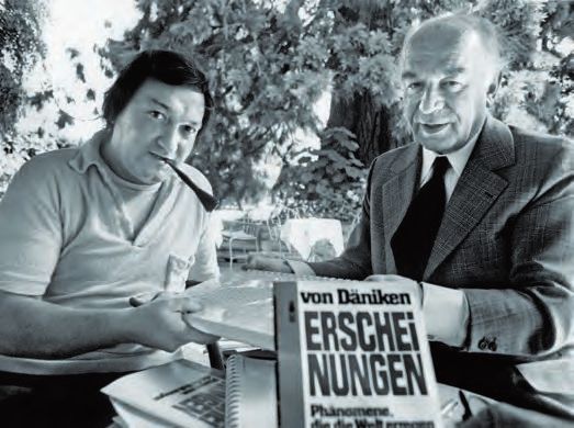 Ein Mann und eine Frau sitzen an einem Tisch mit einem Buch.