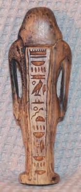 Eine Holzstatue eines Pharao-Kopfes auf blauem Hintergrund.