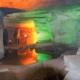 Eine Gruppe von Menschen, die in einer Höhle stehen.
