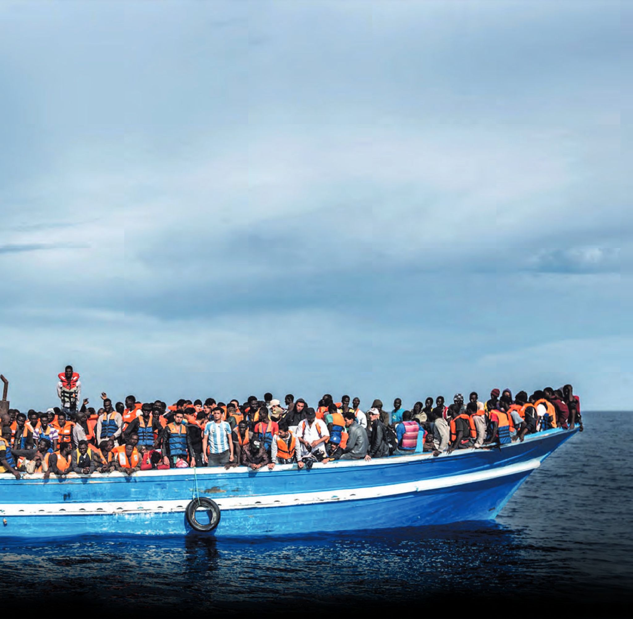 Ein Boot voller Menschen, die im Ozean segeln.