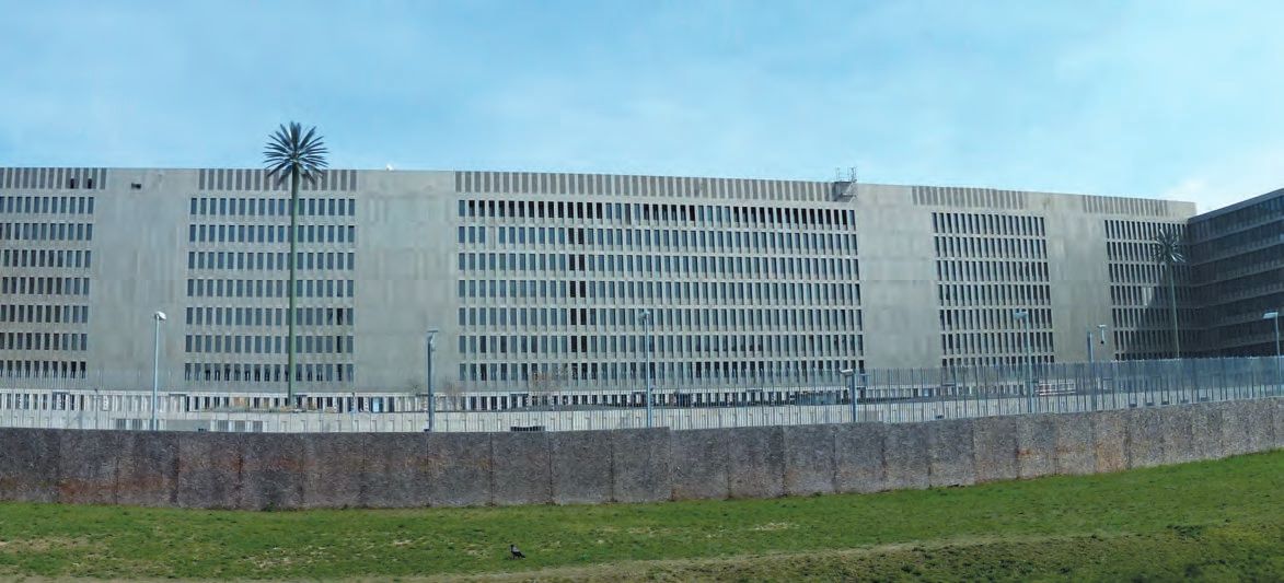 Ein großes Gebäude mit einem Zaun vor ihm.
