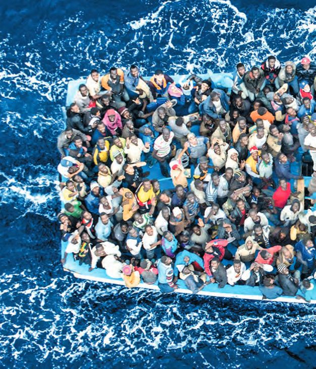 Eine Gruppe von Menschen auf einem Flott im Wasser.