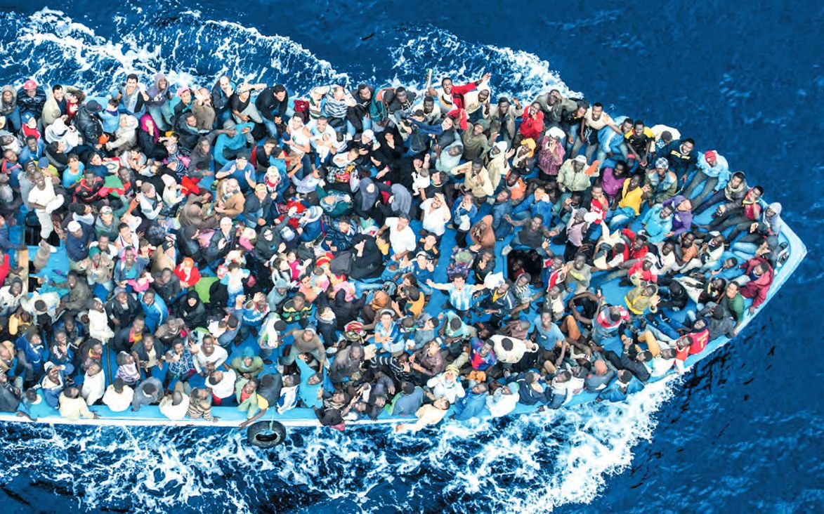 Ein Boot voller Menschen im Wasser.