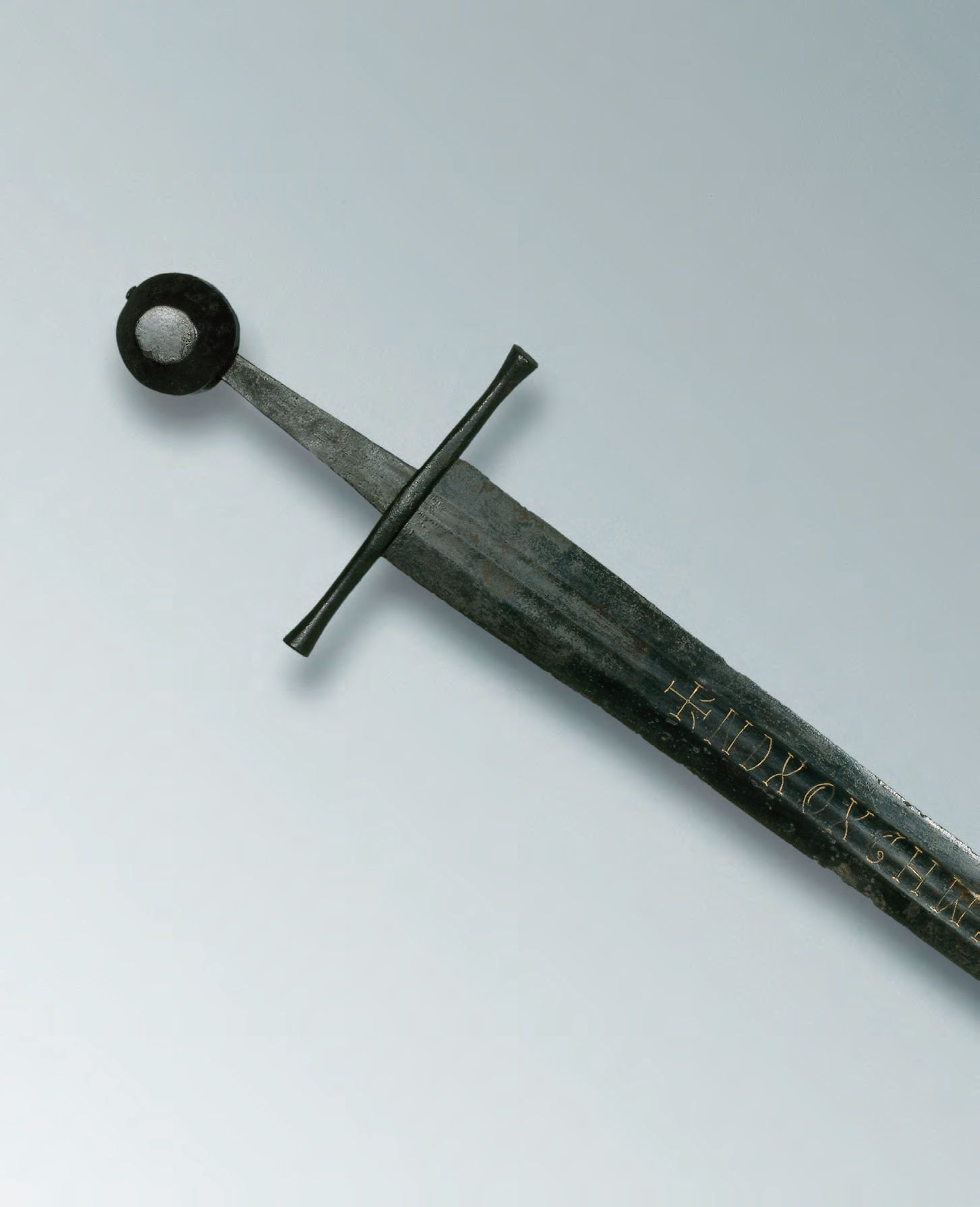 Ein Metallobjekt mit einem Kreuz.