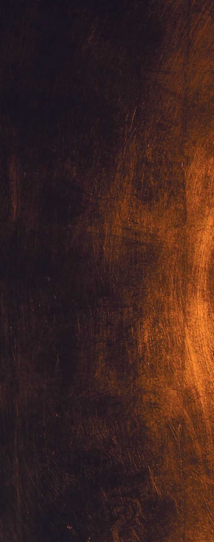 Eine Holzfläche mit einem schwarzen Hintergrund. 