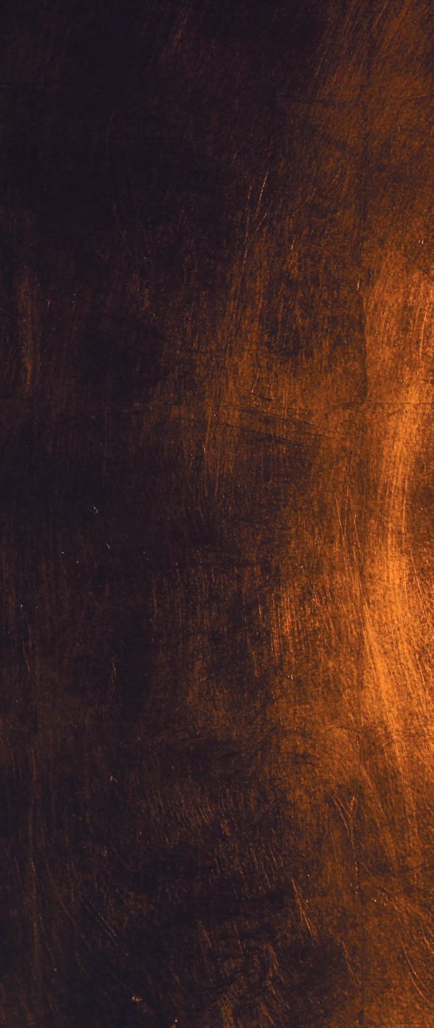 Eine Holzfläche mit einem schwarzen Hintergrund.