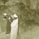Zwei Männer in einer Höhle, die Lampen halten.