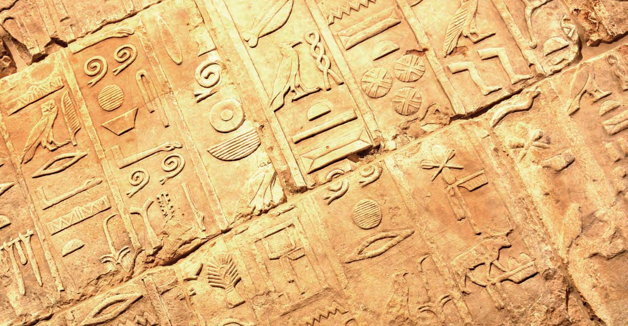Eine Wand mit einem Muster von Symbolen.