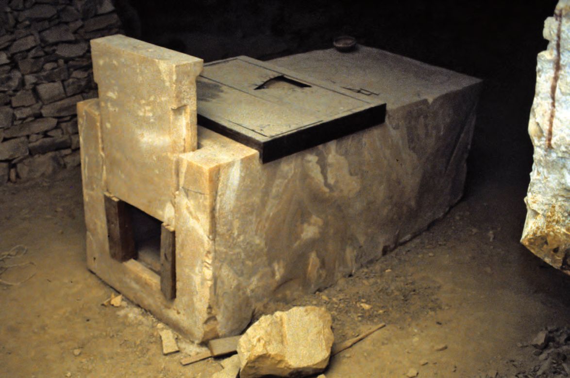 Eine große Steinbox sitzt in einer Höhle.