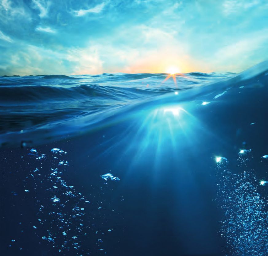 Ein Bild der Sonne, die durch das Wasser scheint.