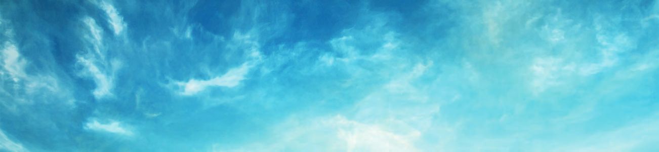 Ein blauer Himmel mit weißen Wolken.