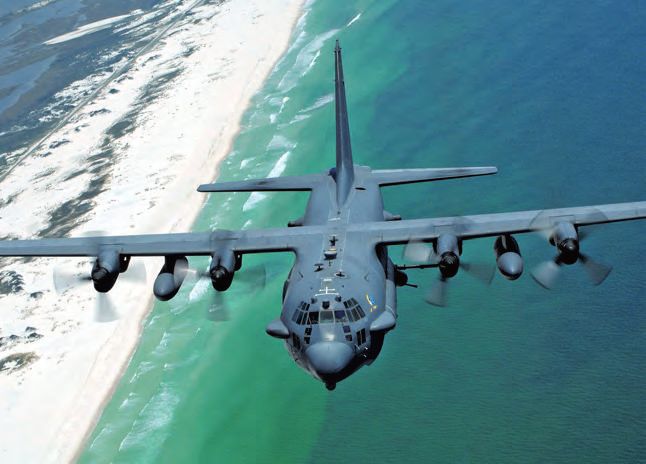 Ein Militärflugzeug, das über Wasser fliegt.