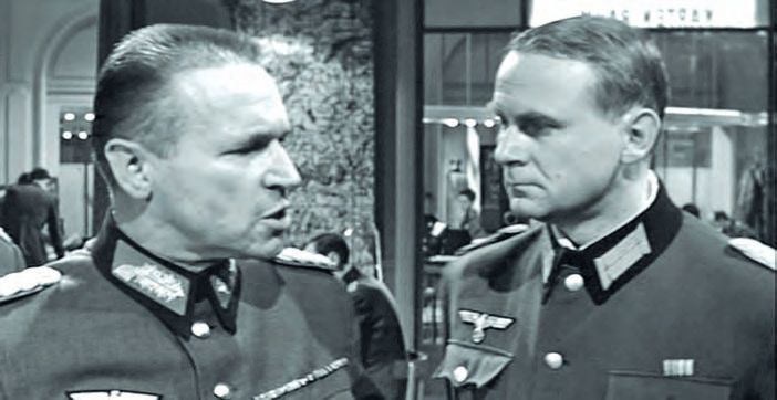 Ein schwarz-weißes Foto eines Mannes in Uniform.