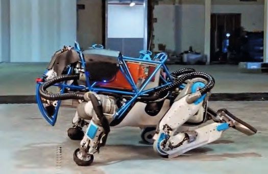 Ein Roboter wird in einem Lager eingesetzt.