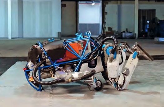 Ein Roboter sitzt in einem Lager.