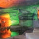 Eine Gruppe von Menschen, die in einer Höhle stehen.