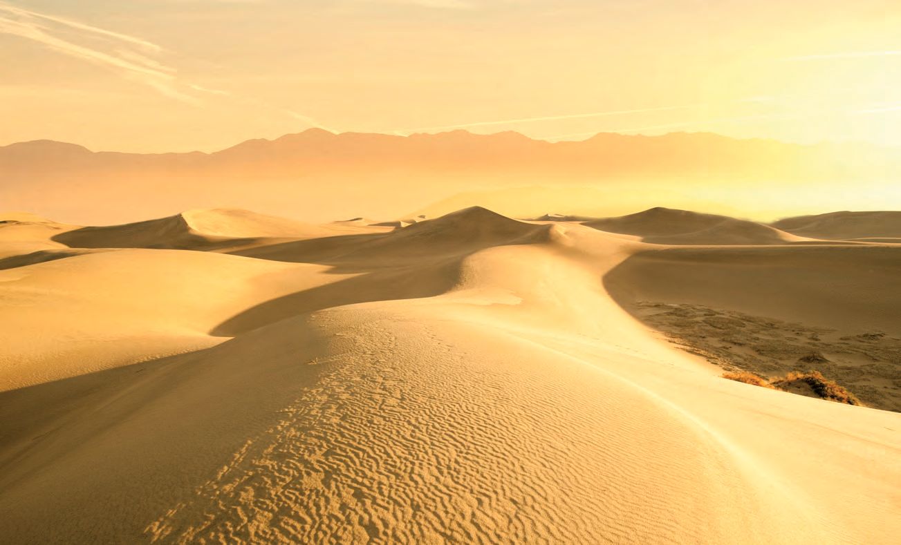 Eine Wüstenlandschaft mit einer hellen Sonne.
