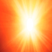 ein hellorange und gelbes Sonnenstrahl
