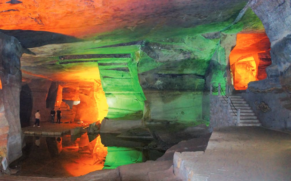 Eine Gruppe von Menschen, die in einer Höhle stehen.