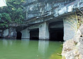 Eine Höhle mit einem Wasserkörper vor sich.