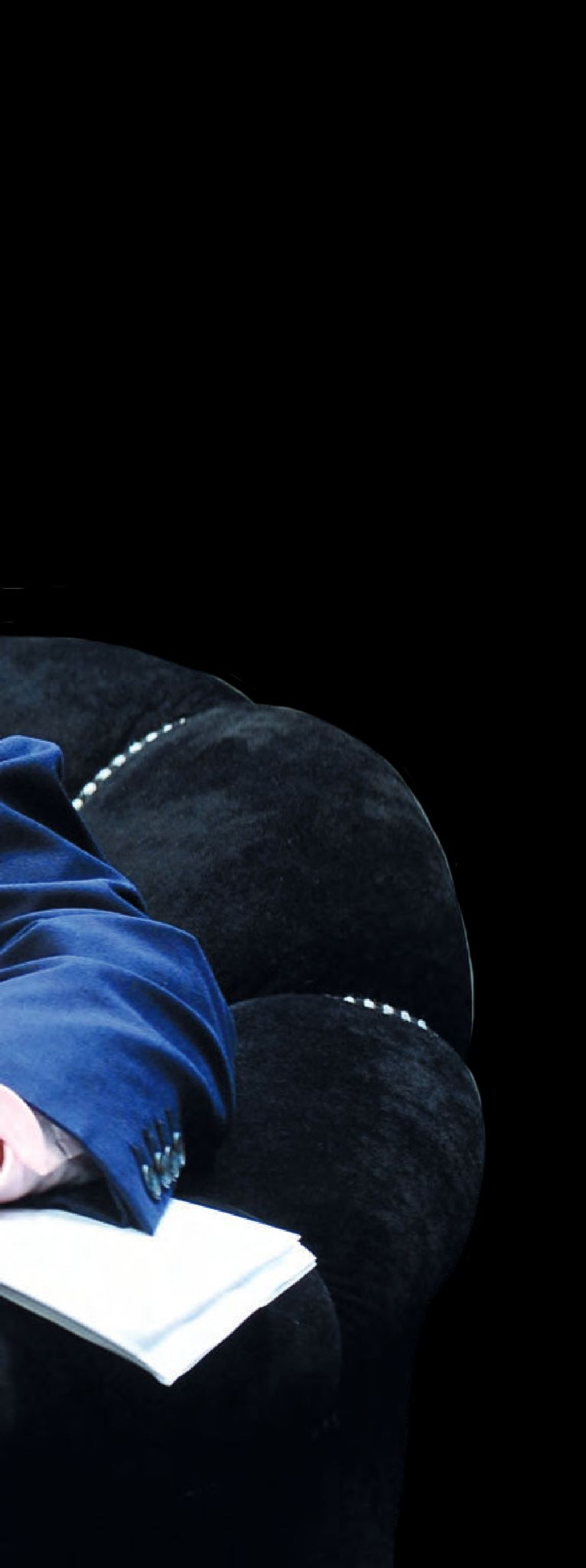 Ein schwarzer Hintergrund mit einem blauen Tuch.