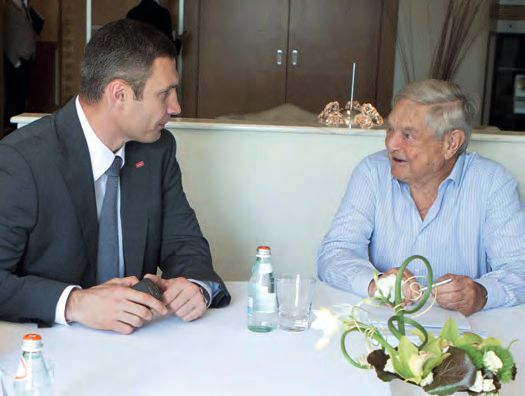 Zwei Männer sitzen an einem Tisch mit Wasserflaschen.