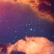 Ein Bild eines Himmels mit Wolken und Sternen.