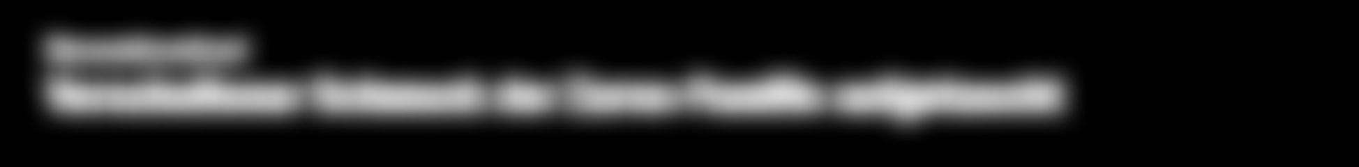 Ein schwarz-weißes Bild einer Reihe von Silberbarren.