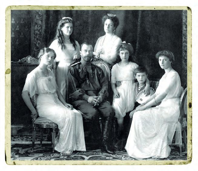 Ein schwarz-weißes Foto einer Familie, die für ein Foto posert.