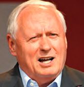 Ein Mann in Anzug und Krawatte macht ein Gesicht.