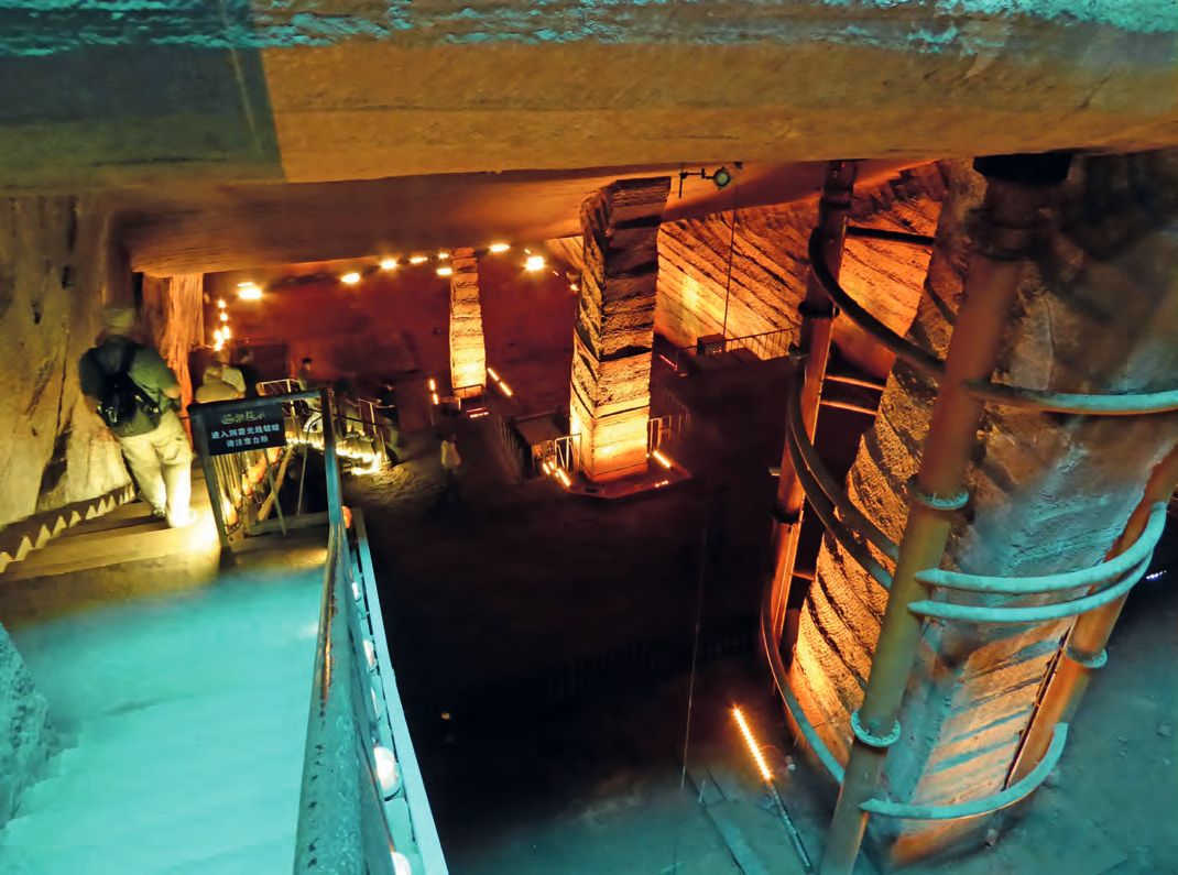 Ein Mann steht in einer Höhle und schaut auf den Boden.