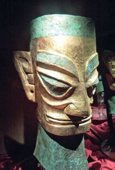 Eine Skulptur eines Gesichts auf einem Stützpunkt.