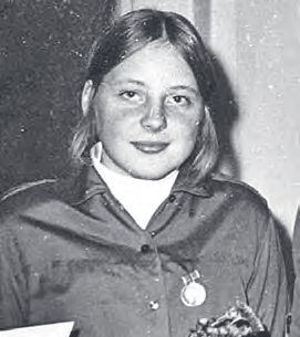 Eine Frau mit einer Medaille auf der Brust.