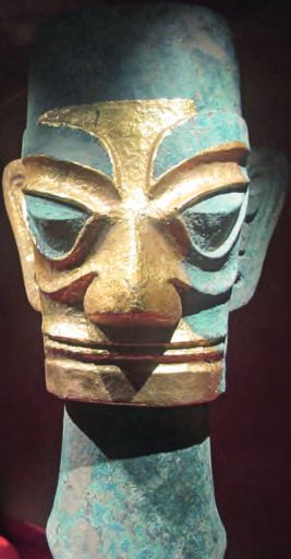Eine goldene Maske steht im Museum auf der Ausstellung.